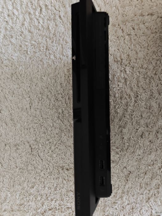 Продам оригінальну приставку Playstation 3Slim об'ємом пам'яті 120 Гб
