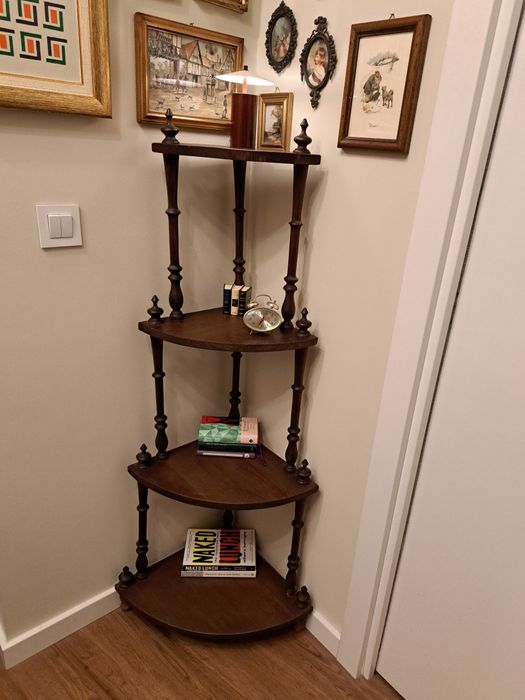 Móvel de canto em madeira