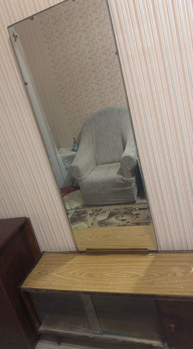 Віддам безкоштовно дзеркало з тумбою