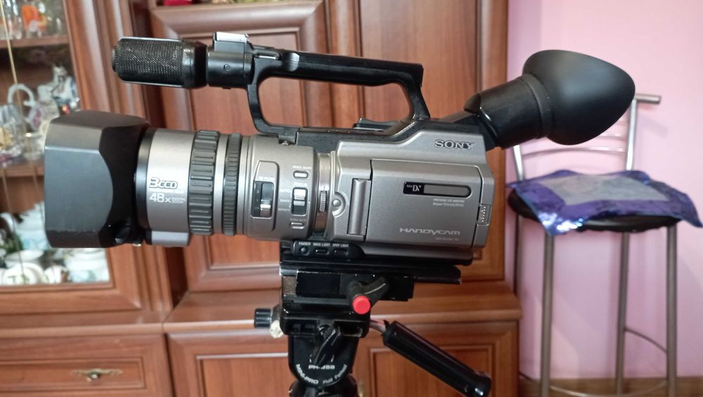 продати відеокамеру Sony DCR VX 2100E.