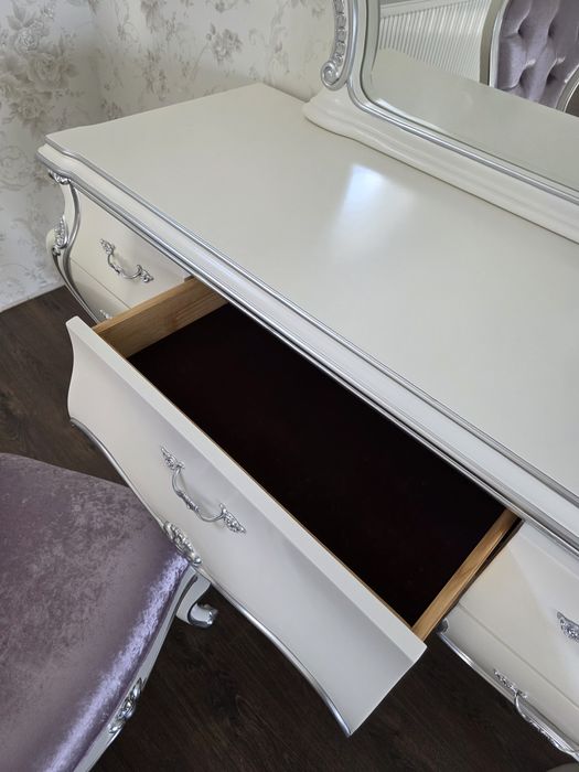 Туалетний столик + дзеркало + стілець (комплект)