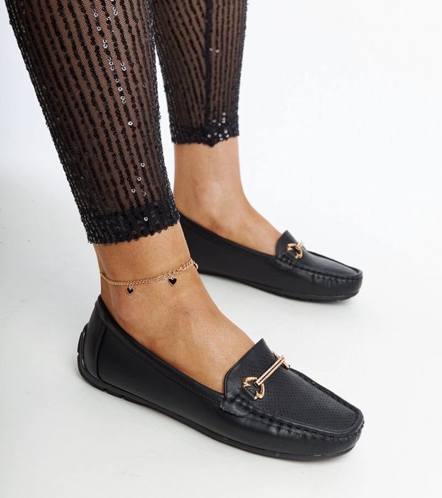 Czarne mokasyny z ozdobną klamerką Adila