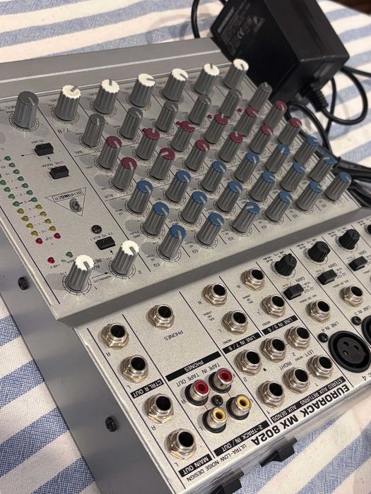 Mesa de Mistura Behringer Eurorack MX802A