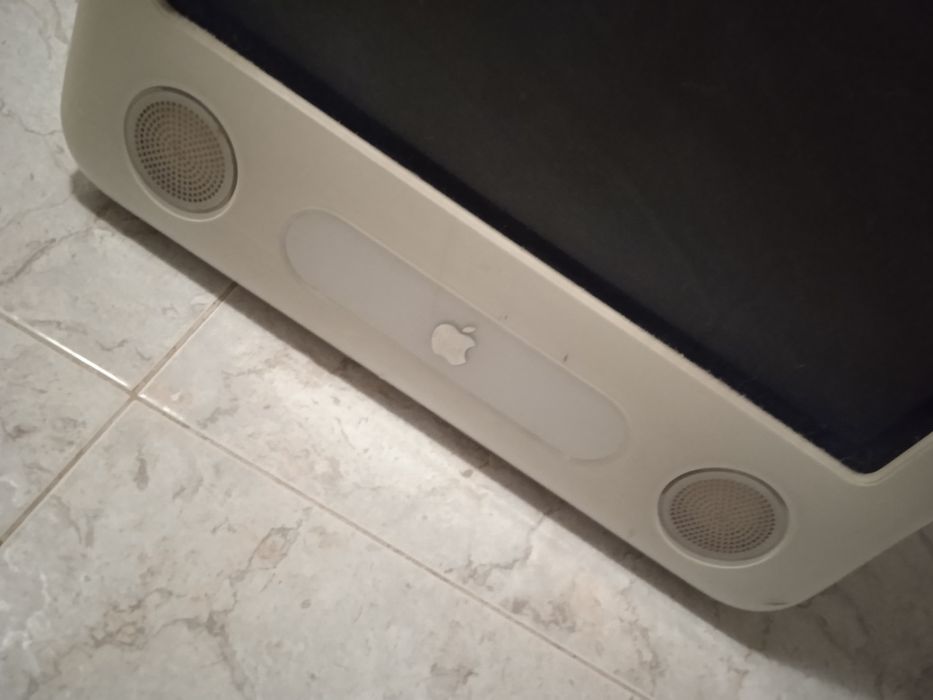 Apple Computer, Old but Functional64553247228291122