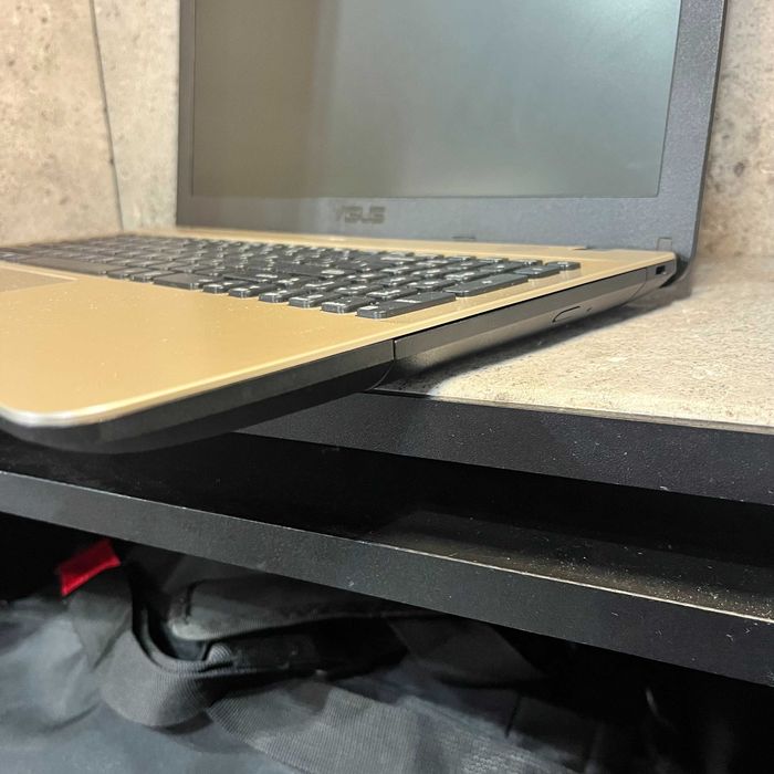 Laptop ASUS R541N | Wykończenie Gold | Ładowarka | USZKODZONA BATERIA