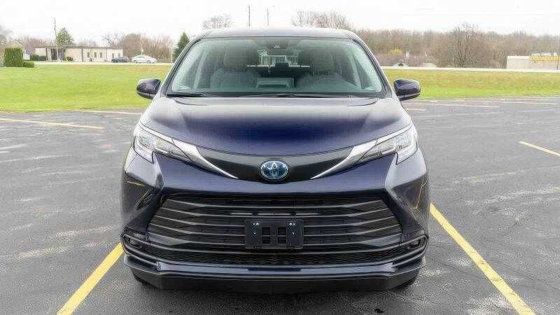 2023 Toyota Sienna LE 8-Passenger