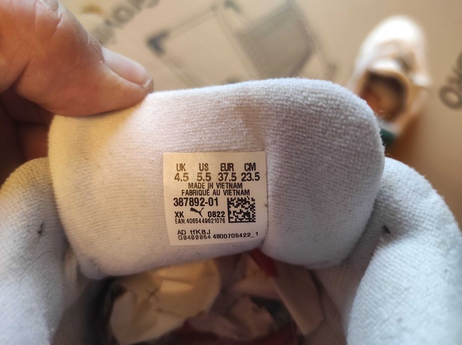 Білі кросівки для жінок від Puma