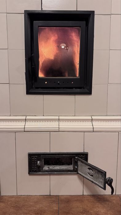 Piec kaflowy stojący – klasyczny, kompletny, jasne kafle