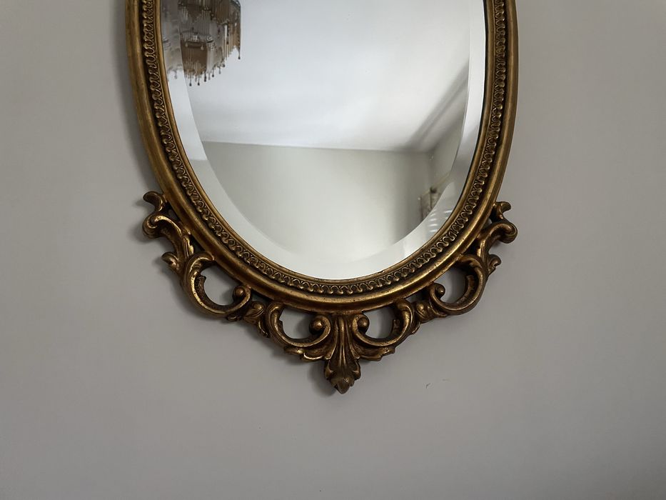 Espelho dourado antigo com bisel.