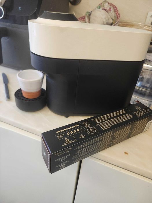 Máquina Nespresso Vertuo + 8 caixas de café Ristretto - como nova