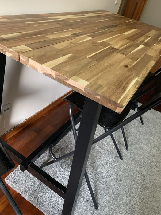 Mesa de jantar alta com 4 cadeiras