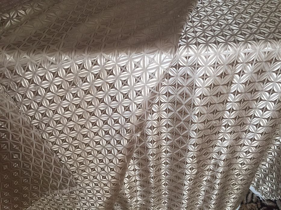 Новые отрезы ткани и готовые шторы.