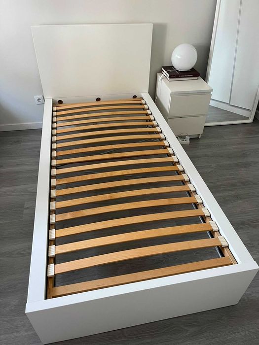 Cama de solteiro Ikea com estrado.