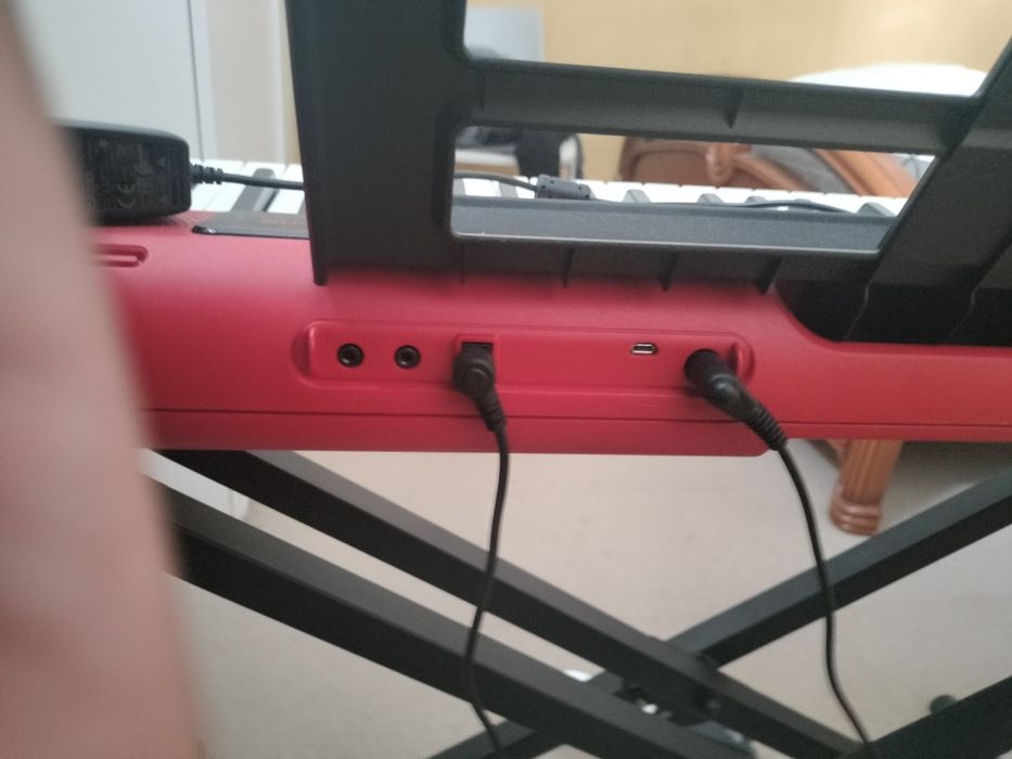 Vendo Teclado acompanhado de pedal e tripé.