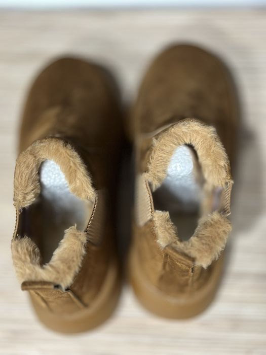 Уги рижого кольору