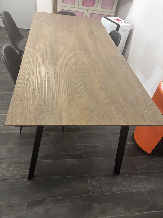 Mesa de madeira com pernas em metal 200x90 e quatro cadeira