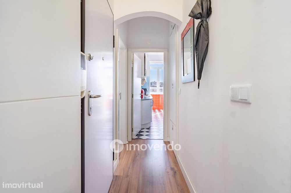 Apartamento T3+1 com áreas amplas e cozinha equipada, no Lumiar
