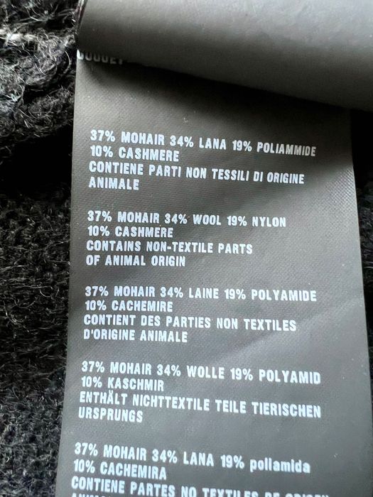 Czarny sweter marki Prada