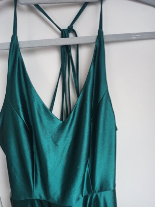 Satynowa sukienka z wycięciem na nogę