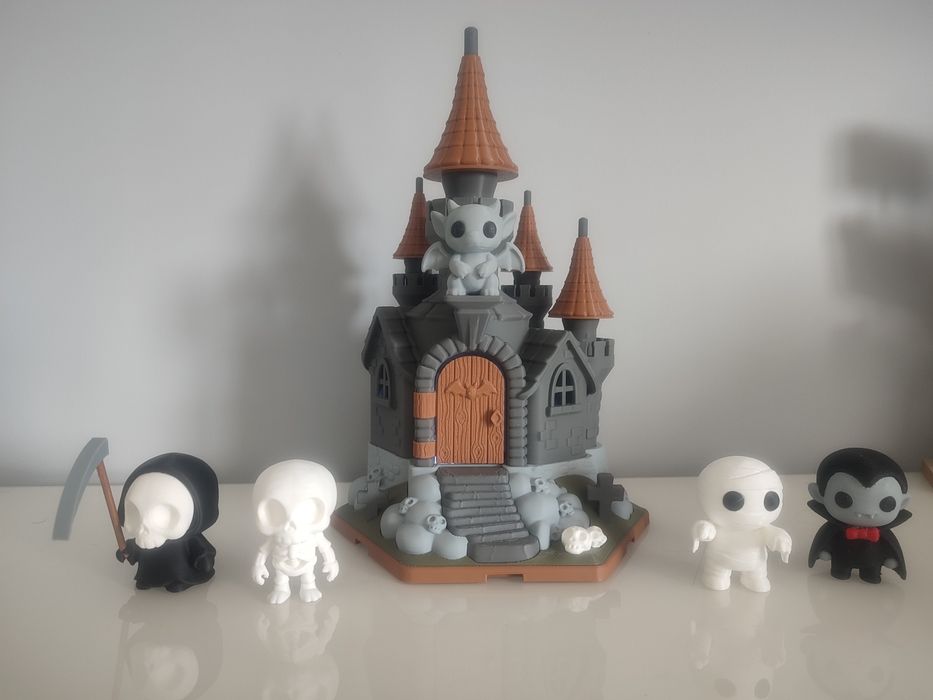 Castelo Assombrado com Figuras de Halloween