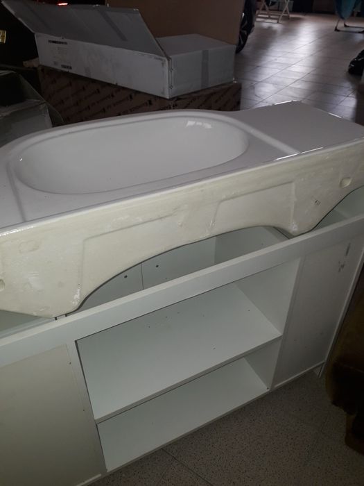 Movel casa de banho com lavatório.