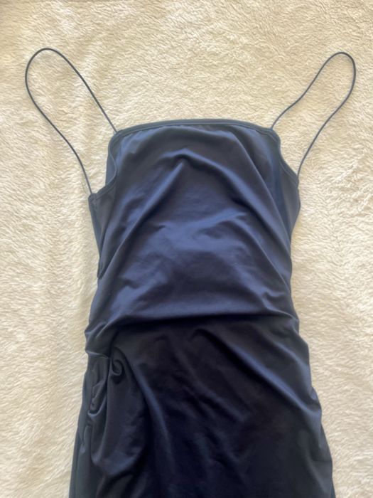 Vestido de festa azul marinho - midi com fenda e costas abertas