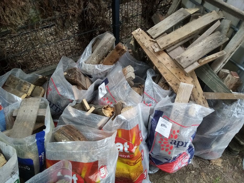 Drewno opałowe pocięte palety i inne rzeczy.