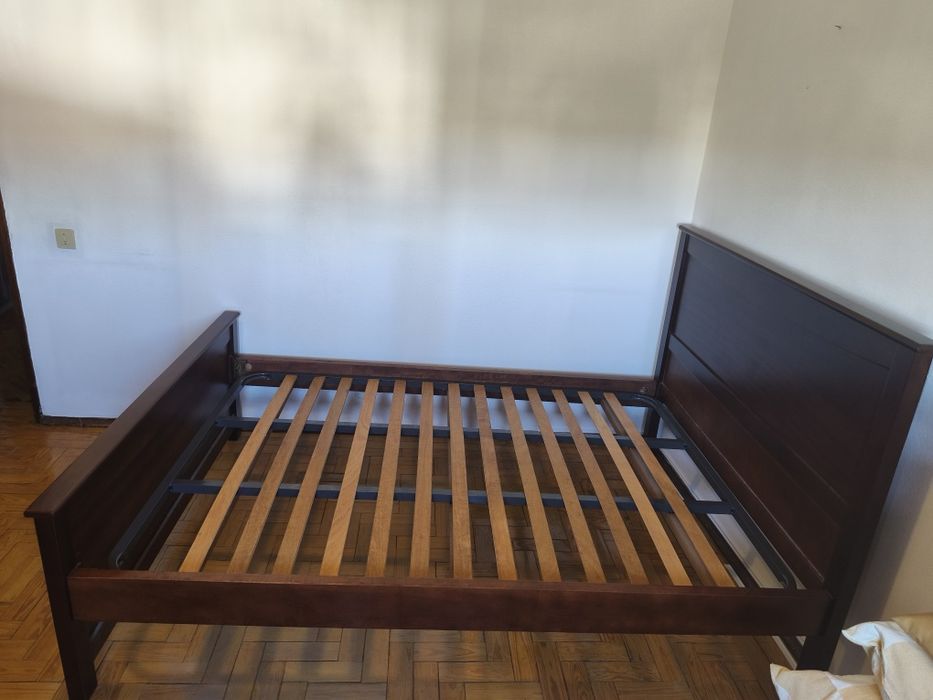 Cama de casal em madeira