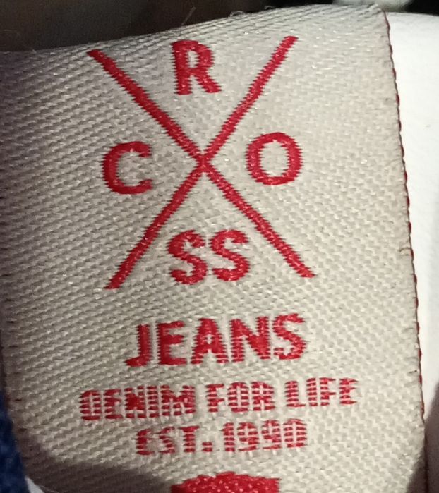 białe sneakersy cross jeans
