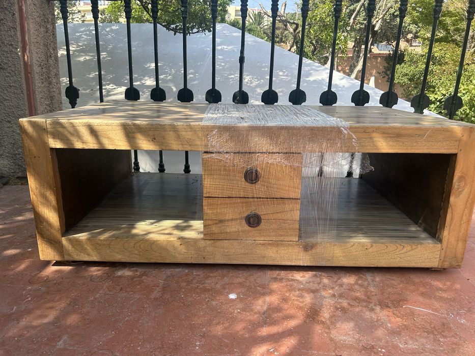 Mesa de centro em madeira maciça