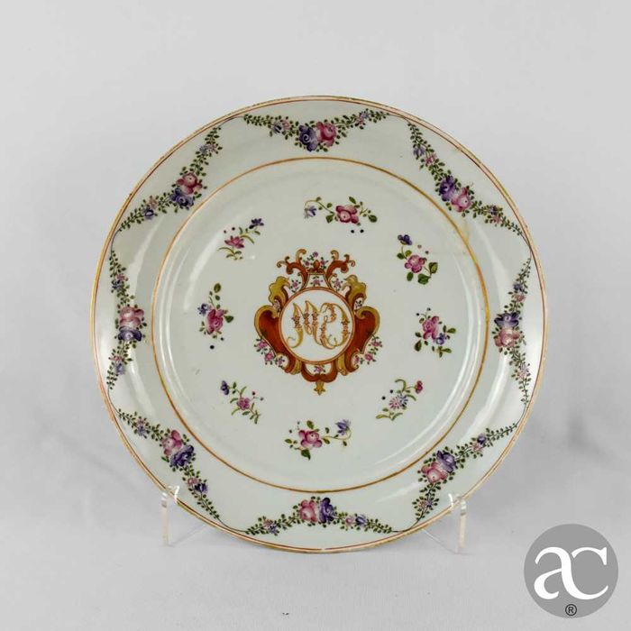 Par de pratos porcelana China, monograma, Reinado Qianlong 1736 a 1795
