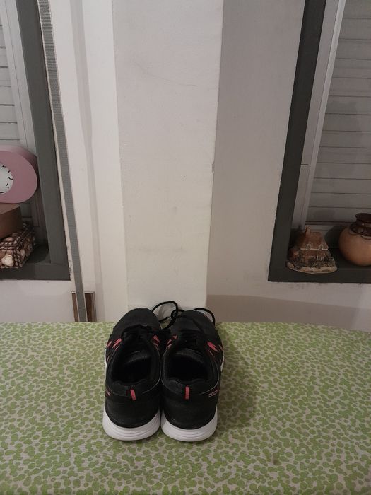 Vendo Sapatilhas de Senhora DOONE muito bonitas como novas