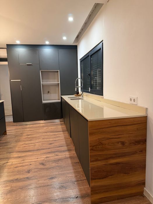 Cozinha completa  com ilha e com placa de indução