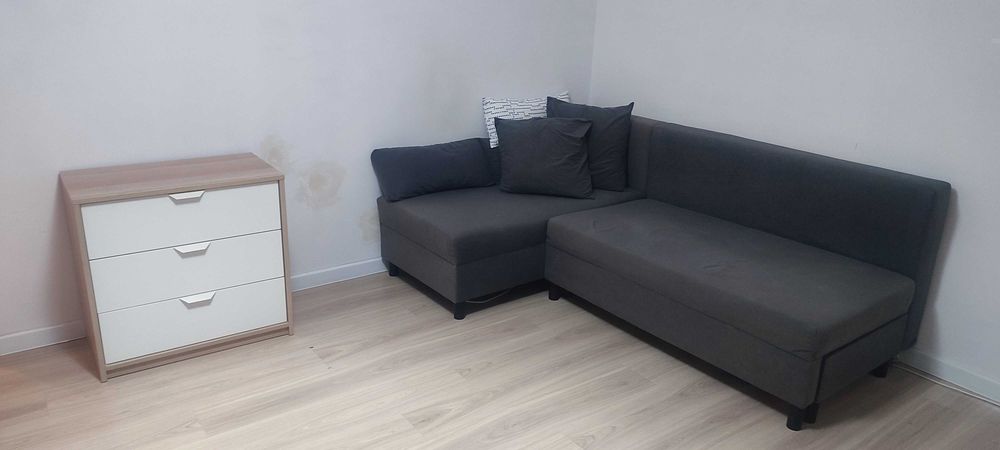 duży pokój z balkonem w mieszkaniu na mokotowie
