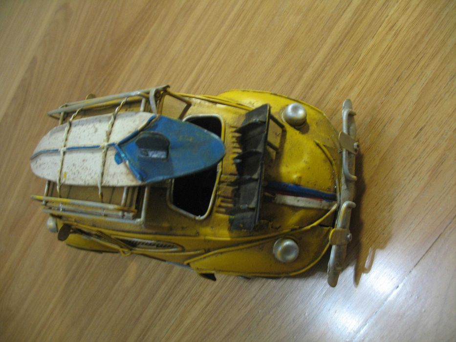 Mealheiro em forma de carro em chapa