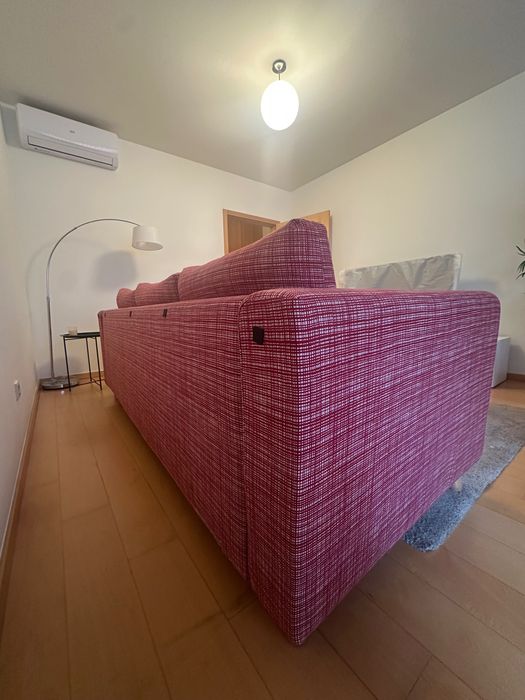 Sofá de três lugares e puff