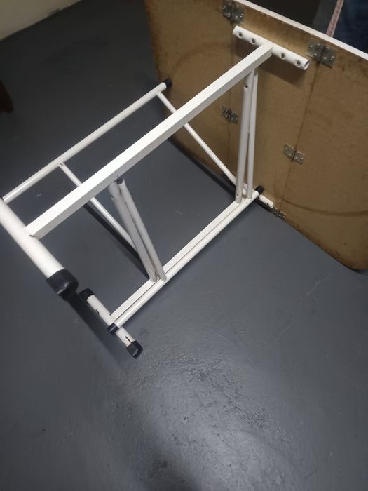 Vendo mesa  gaveta.em bom estado.