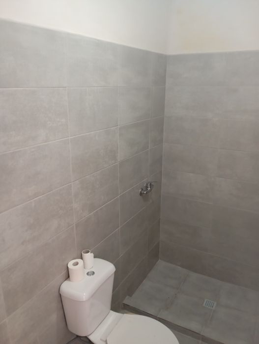 "Serviços de Pedreiro*  Canalização e Elétrica pintura Ladrilho Etc...