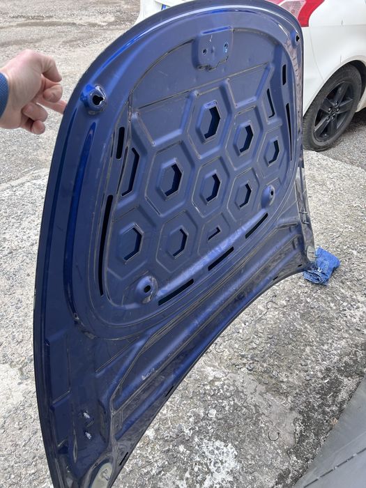 Капот Tesla Model 3