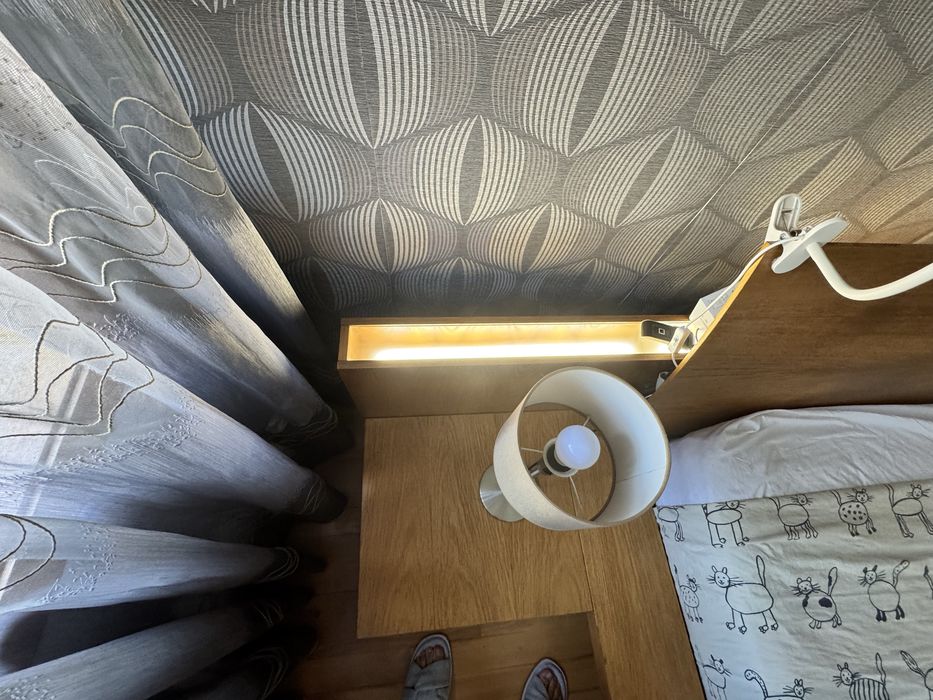 Mobilia de quarto (cama  e mesas cabeceira integradas) com luz