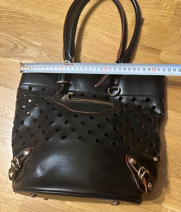 Чорна сумка жіноча з перфорацією