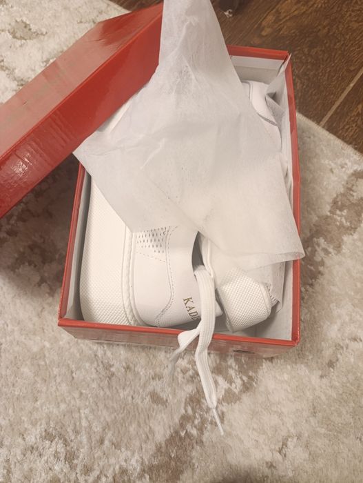 Продам нові кеди .