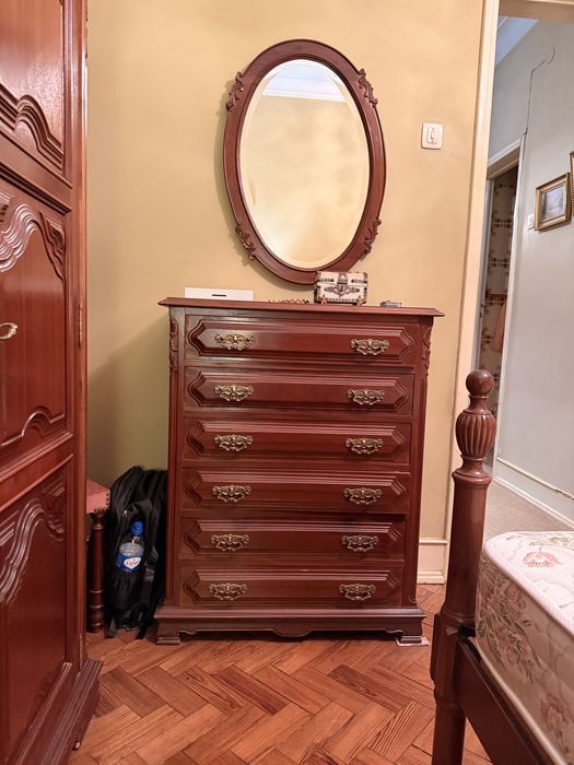 Conjunto de Móveis de Quarto em Madeira Maciça