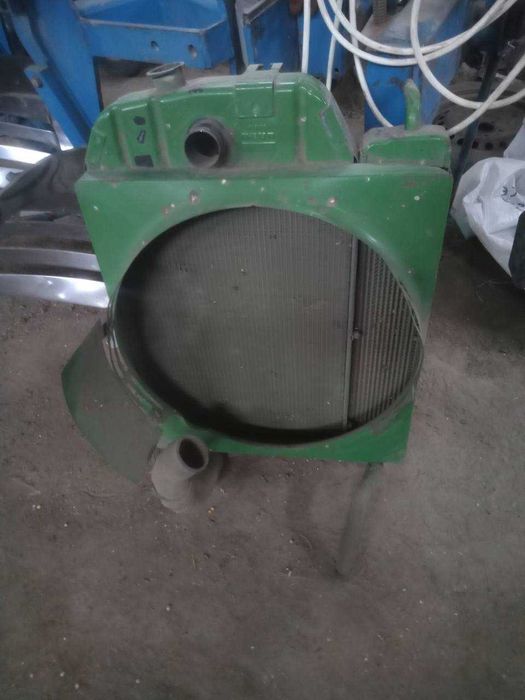 Продам радіатор  John Deere