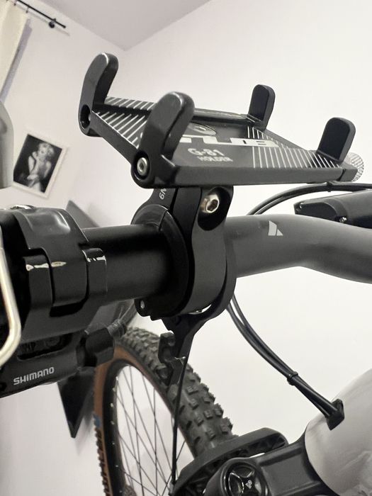 uchwyt na telefon wykonany z aluminium