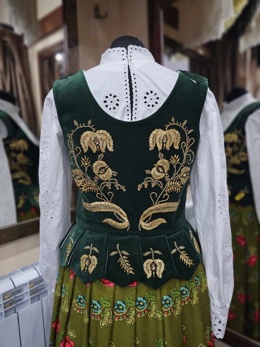 Zielony gorset góralski ręcznie haftowany złotymi koralikami! S/M