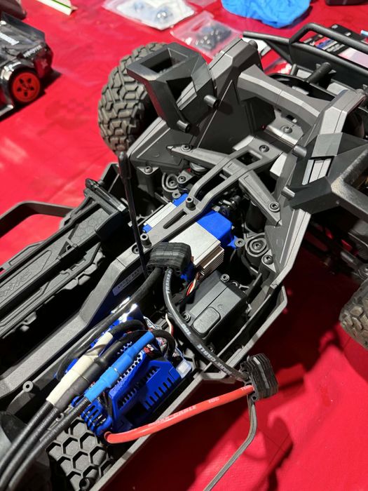 Traxxas maxx slash 6S stan jak nowy dużo dodatkow