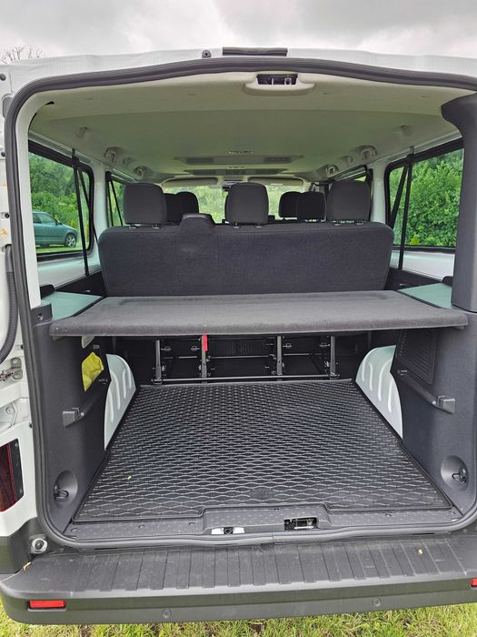 Wynajem busów - 9 osobowy Renault Trafic