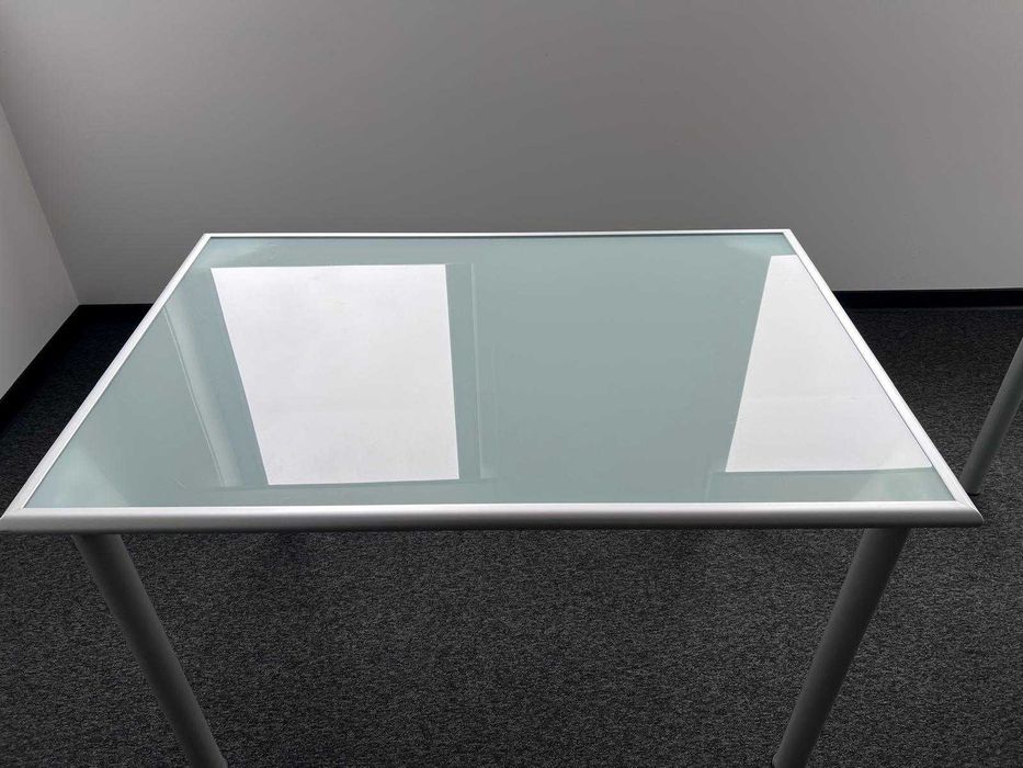 Mesa com tampo de vidro