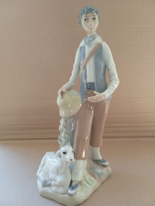 Статуэтка "Юноша с козой". Casades. Испания